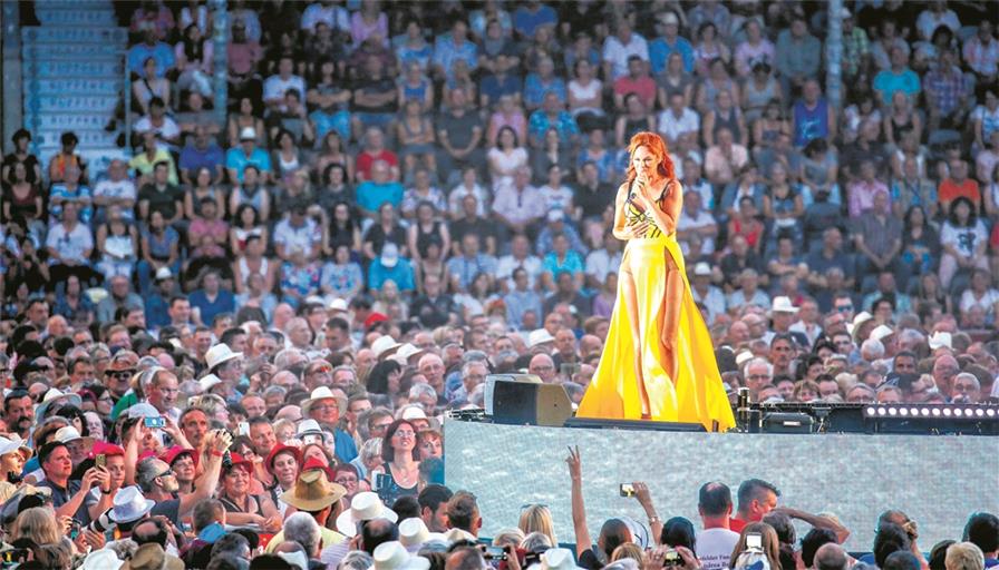 Das diesjährige Schmetterlingsmotto beflügelte Andrea Berg: Sie präsentierte beim 13. Heimspiel eine außergewöhnliche Show und war ihren Fans ganz nah. Foto: A. Becher