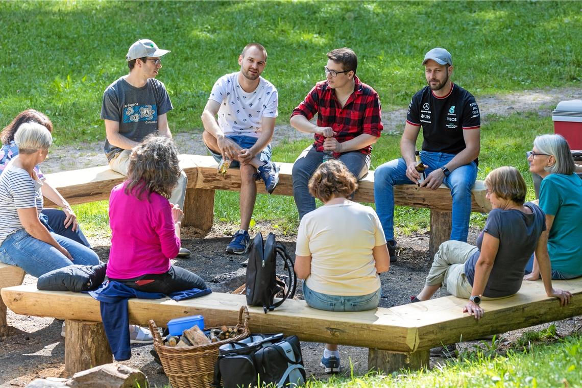 Das diesjährige Treffen am Spiel- und Grillplatz Steinbachtal wird für einen Rückblick genutzt, denn die Babys von damals werden im Herbst 30 Jahre alt. Fotos: Alexander Becher (2)/privat (2)