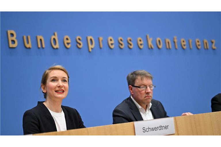 Das DIW hat mögliche Steuereinnahmen im Auftrag der Linken berechnet - die Ergebnisse stellten Parteichefin Ines Schwerdtner und Forscher Stefan Bach vor.