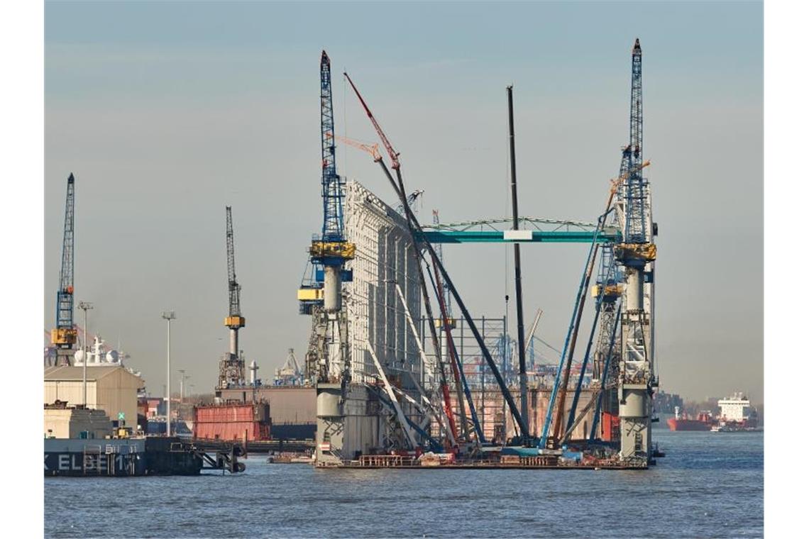 Regierung sieht Gefahr für deutschen Schiffbau Das Dock 10 von Blohm+Voss im Hamburger Hafen. Foto: Georg Wendt/dpa