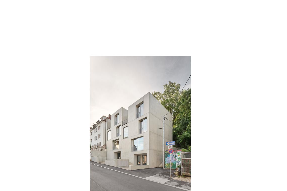 Das Doppel-Haus der Architekten VON M aus Stuttgart von der Straßenseite gesehen.