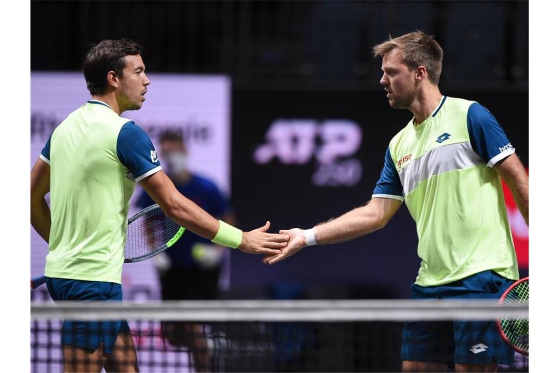 Tennis-Doppel Mies und Krawietz steht im Finale von Köln Das Doppel Kevin Krawietz (r) und Andreas Mies hat in Köln das Finale erreicht. Foto: Jonas Güttler/dpa