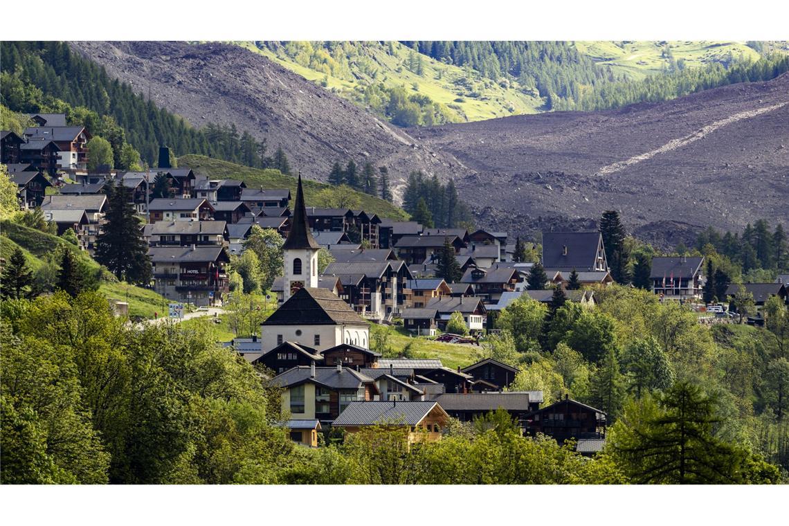 Das Dorf Kippel wurde verschont, dahinter ist die Wüste aus Eis, Schlamm und Fels zu sehen.