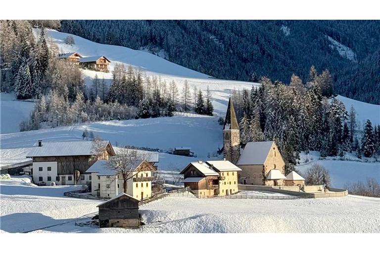 Das Dorf liegt malerisch vor den teils mehr als 3000 Meter hohen Geislerspitzen.