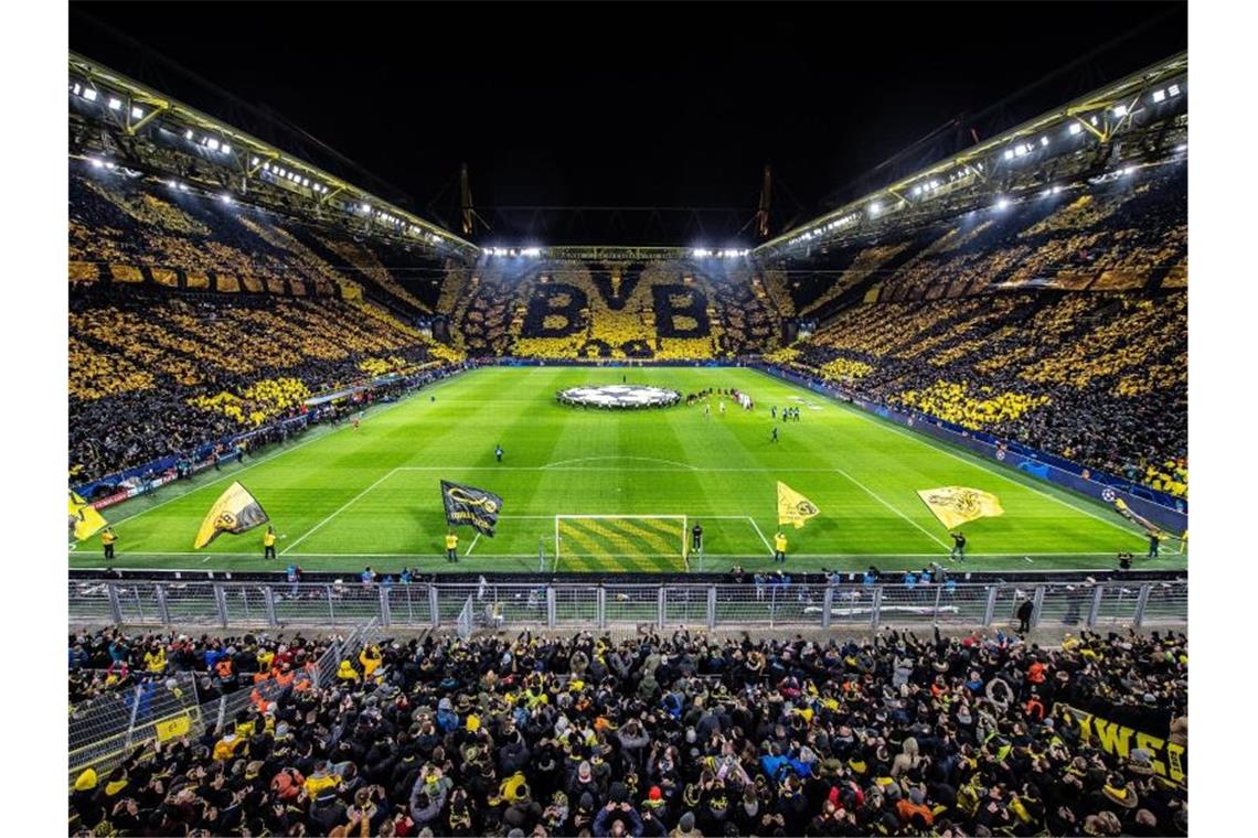 „Um Leben und Tod“ - NRW-Derbys werden zu Geisterspielen Das Dortmunder Stadion wird gegen den FC Schalke 04 leer bleiben. Foto: Guido Kirchner/dpa