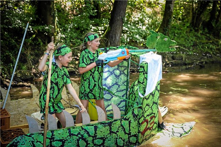 Das Drachenboot „Wellentänzerin“ lehrte die Besatzungen der Konkurrenz nicht nur mit Wasserpistolen das Fürchten, sondern räumte auch den Kreativpreis ab. Foto: Alexander Becher
