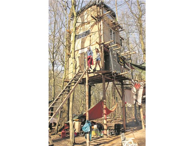 Das dreigeschossige Baumhaus, in dem Astrid gelebt hat, gibt es heute nicht mehr. Im Zuge der Räumung im Oktober 2018 wurde es abgerissen. Auf dem Foto sind Astrid und ihre Mutter Meike zu sehen, die ihrer Tochter bei ihrem ersten Aufenthalt im Frühjahr vergangenen Jahres einen Besuch abstattete. Foto: privat