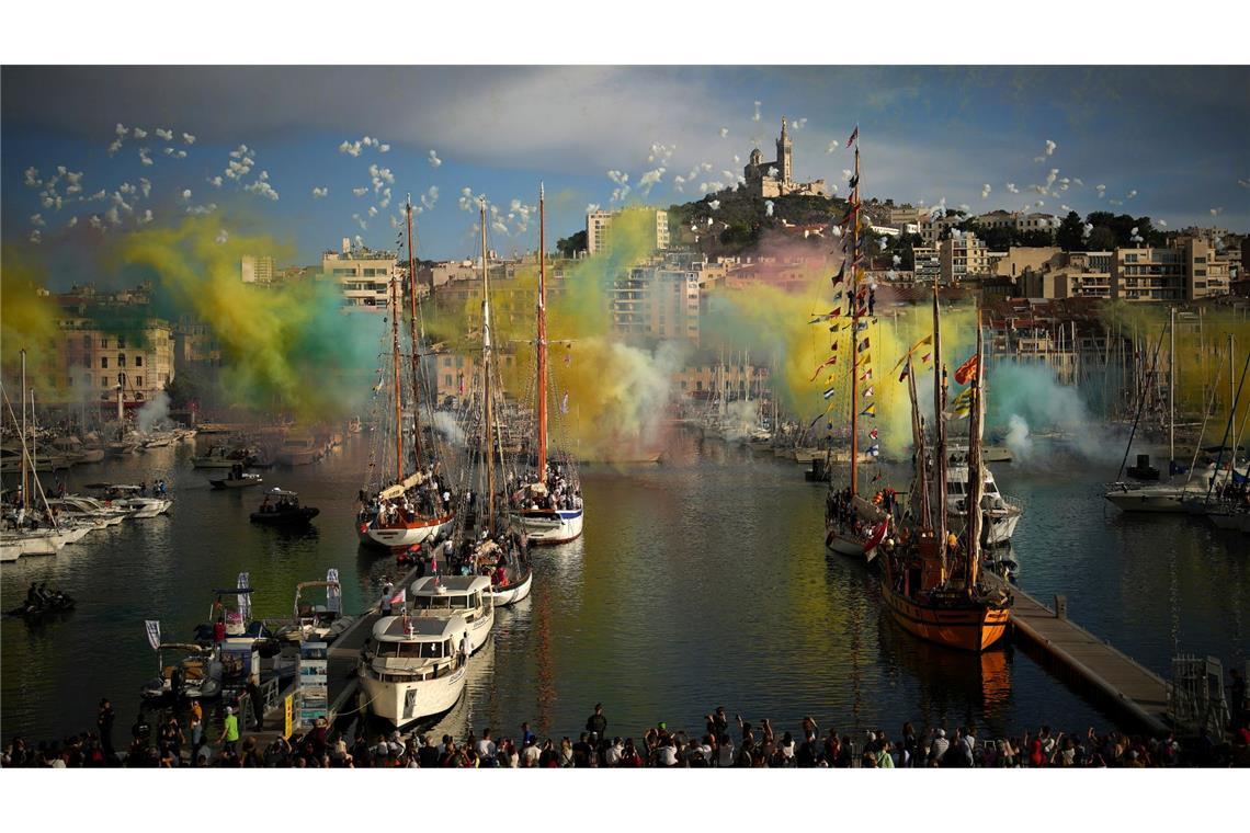 Das dreimastige Segelschiff "Belem" erreicht mit der olympischen Flamme an Bord den Alten Hafen von Marseille und wird mit einem Feuerwerk begrüßt.