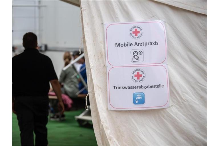 Das DRK stellte in den ersten Wochen nach dem Hochwasser an vielen Orten mobile Arztpraxen auf. Foto: Boris Roessler/dpa