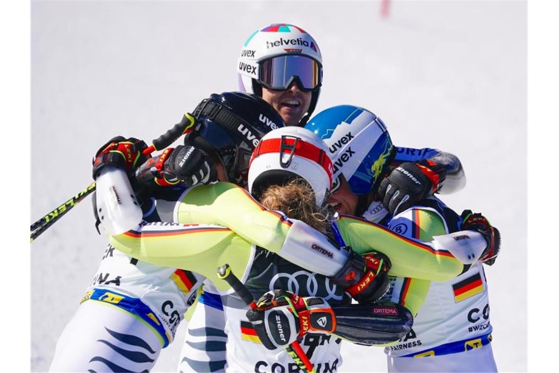 Das DSV-Team feiert die Bronzemedaille im WM-Mannschaftswettbewerb. Foto: Michael Kappeler/dpa