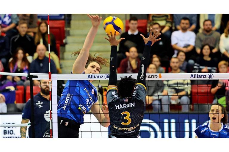 Das Duell zwischen Allianz MTV Stuttgart (Lucia Varela Gomez/li.) und dem SC Potsdam wird es künftig nicht mehr geben.