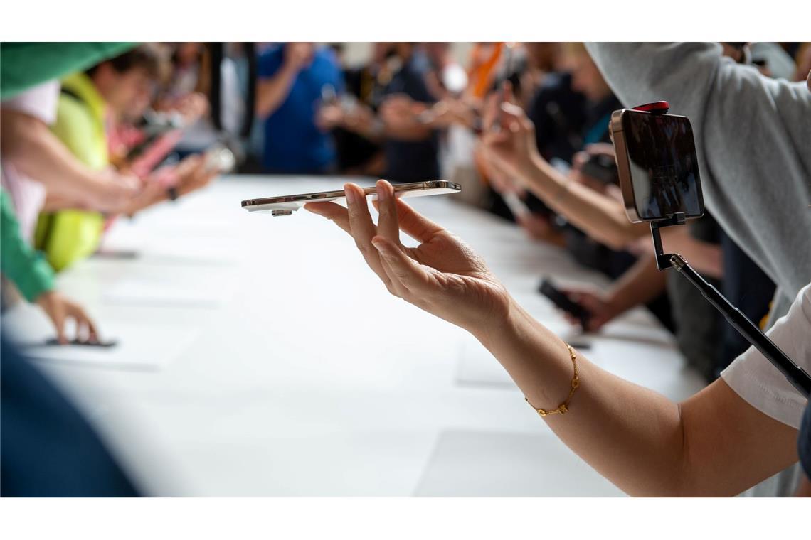 Apple-Neuheiten: Schlankes iPhone statt KI-Feuerwerk Das dünne Gehäuse soll mit einer zusätzlichen Schutzschicht noch widerstandsfähiger gegen äußere Einflüsse sein.