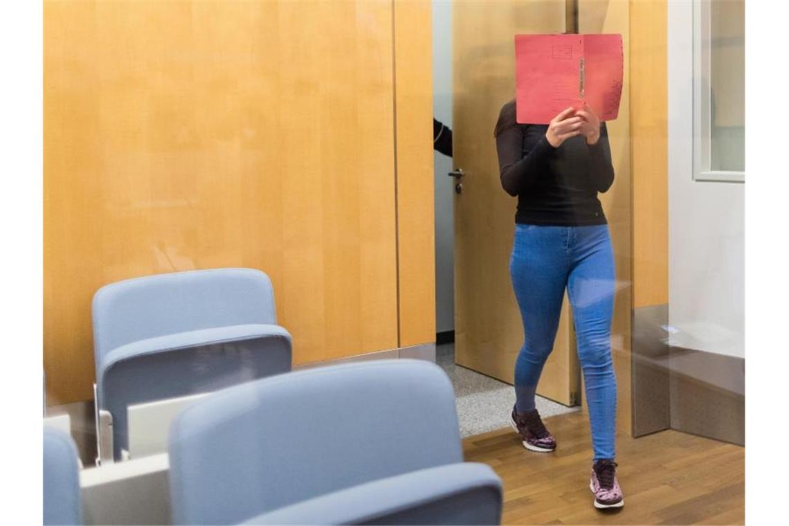 Das Düsseldorfer Oberlandesgericht sprach die 27-Jährige wegen Kriegsverbrechen und Besitz von Kriegswaffen schuldig. Foto: Rolf Vennenbernd/dpa