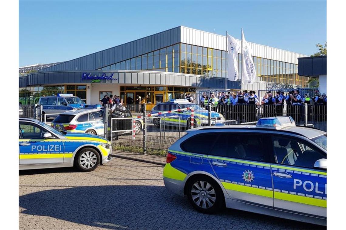 Rheinbad-Chaos: Personal flüchtete vor Hunderten Störern