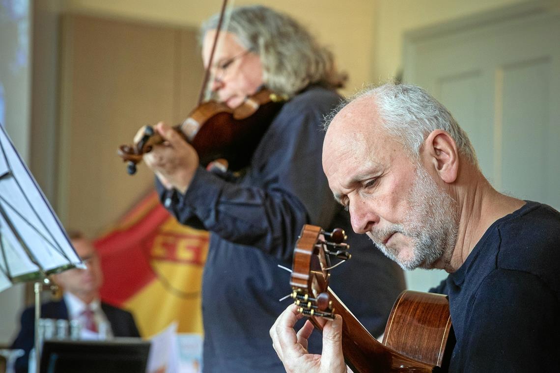 Das Duo „Jailhouse Classics“ gibt einen Vorgeschmack auf sein Konzert in Gaildorf. Foto: A. Becher