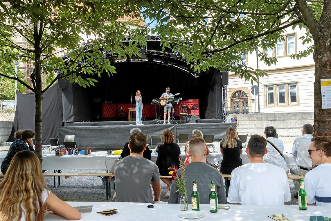 Offene Bühne im Herzen der Stadt Das Duo Tim&Harpa bot ein kleines Konzert mit Coverversionen und einem eigenen Song dar. Foto: J. Fiedler