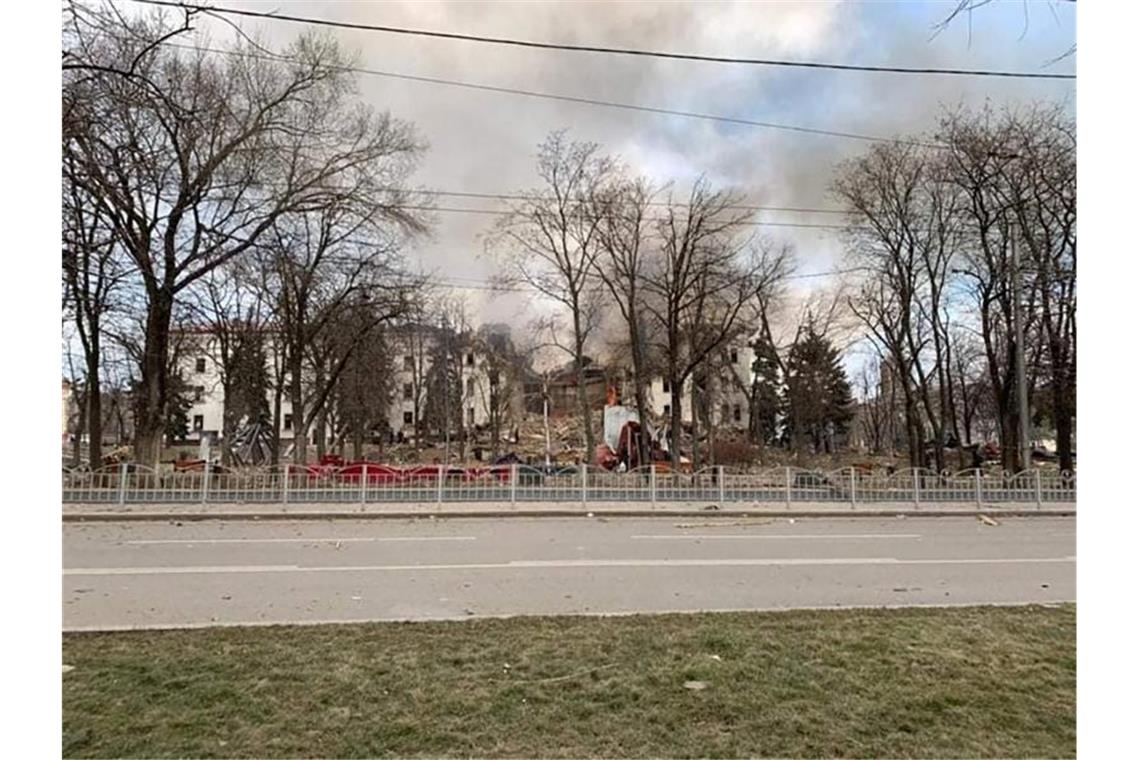 Mariupoler Theater trotz Hinweis auf Kinder angegriffen Das durch Beschuss beschädigte Schauspielhaus in Mariupol. Foto: Uncredited/Donetsk Regional Civil-Military Administration Council/AP/dpa