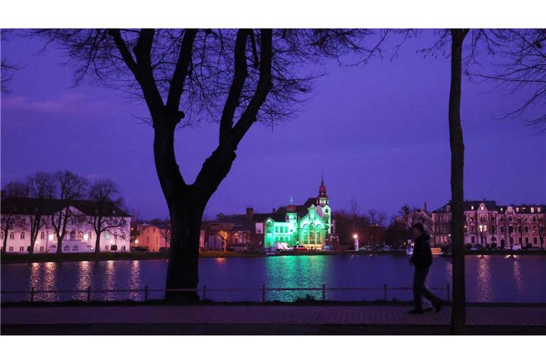 Das E-Werk am Pfaffenteich in Schwerin wird im Rahmen des Aktionstages "Städte für das Leben – Städte gegen die Todesstrafe" als sichtbares Zeichen gegen die Todesstrafe mit grünem Licht angestrahlt.