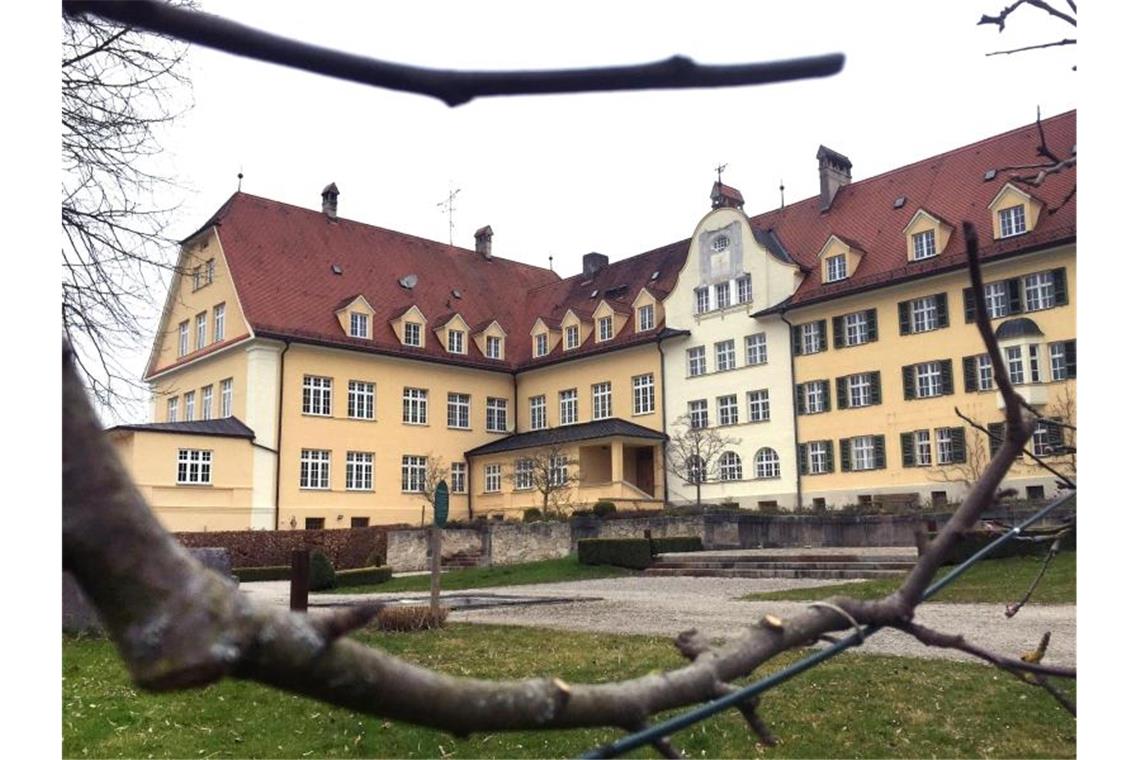 Das ehemalige katholische Piusheim in Baiern im Kreis Ebersberg. Foto: Steffen Heinemann/dpa