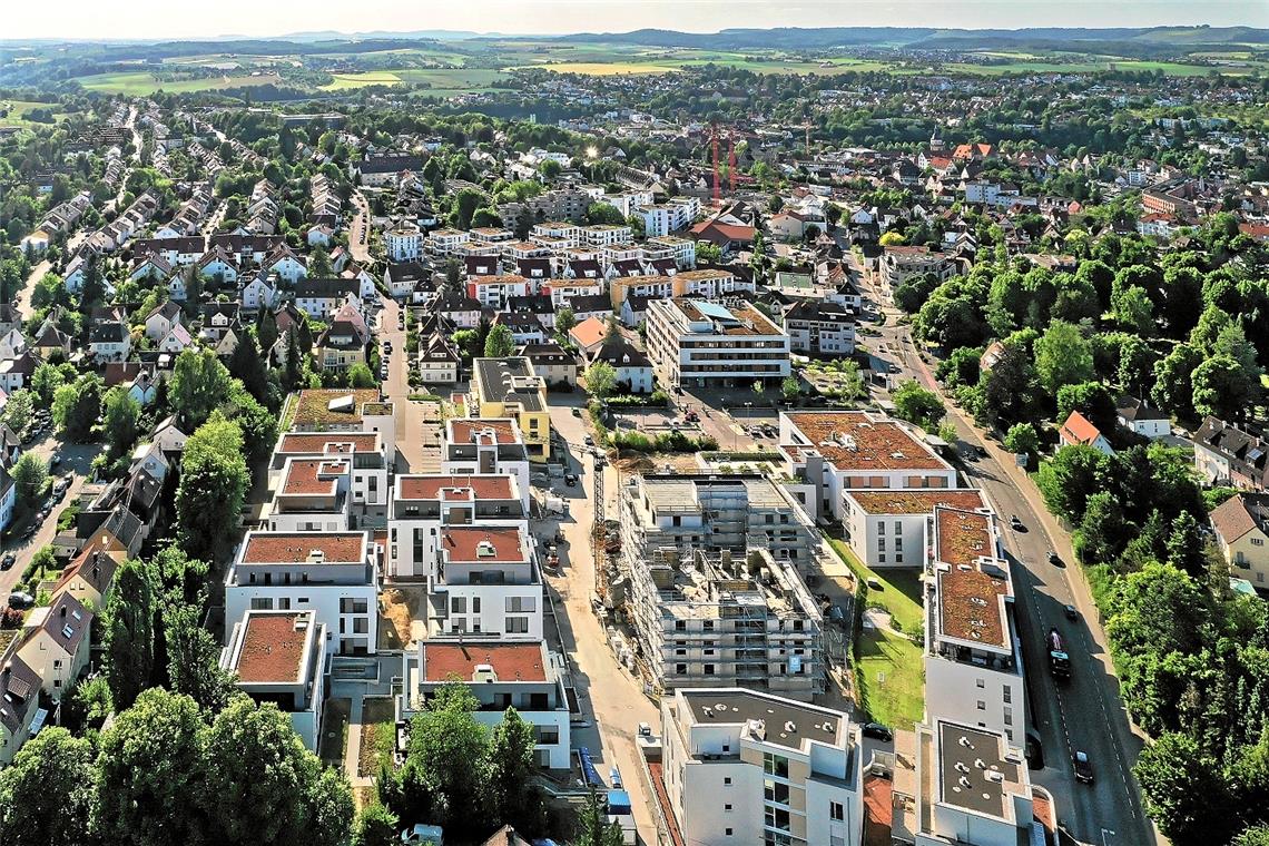 Zielmarke schon in Sicht Das ehemalige Klinikgelände in Backnang soll zu einem modernen und nahezu autofreien Stadtquartier entwickelt werden, wenn es nach den Plänen der Stadt und der Kreisbaugruppe geht. Auf den Parkdecks (vorne, Mitte) werden Wohnungen in Holzbauweise errichtet. Foto: Kreisbaugruppe