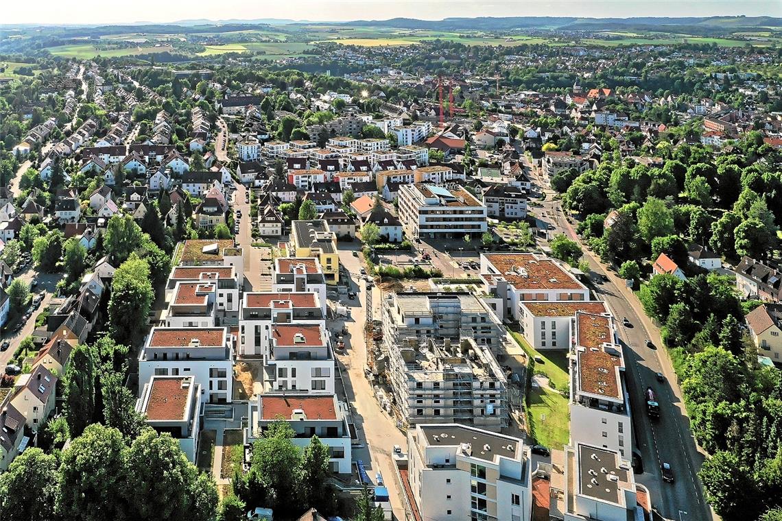 Das ehemalige Klinikgelände in Backnang soll zu einem modernen und nahezu autofreien Stadtquartier entwickelt werden, wenn es nach den Plänen der Stadt und der Kreisbaugruppe geht. Auf den Parkdecks (vorne, Mitte) werden Wohnungen in Holzbauweise errichtet. Foto: Kreisbaugruppe