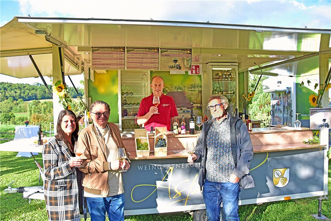 Das Ehepaar Beerkircher (links) am Stand des WG Aspach. Tag der offenen Tür 75 J...