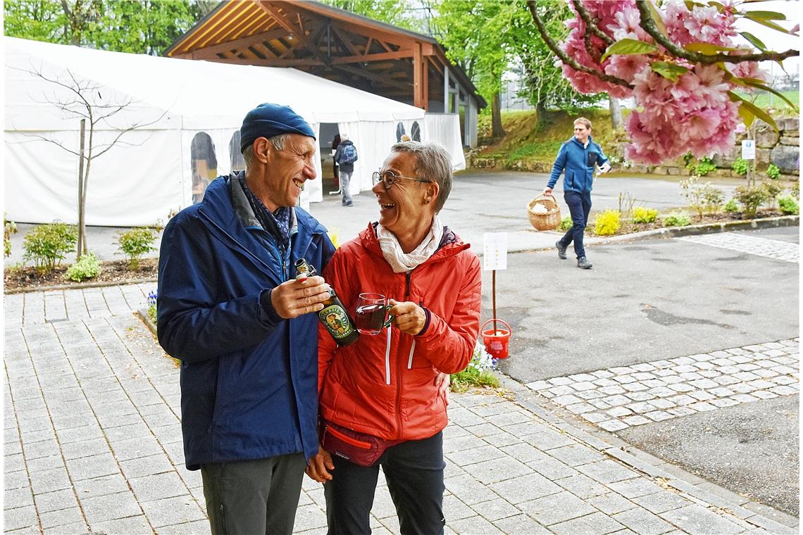 Das Ehepaar Dambold aus Erdmannhausen vor dem Festzelt am Musikerheim in Kirchbe...