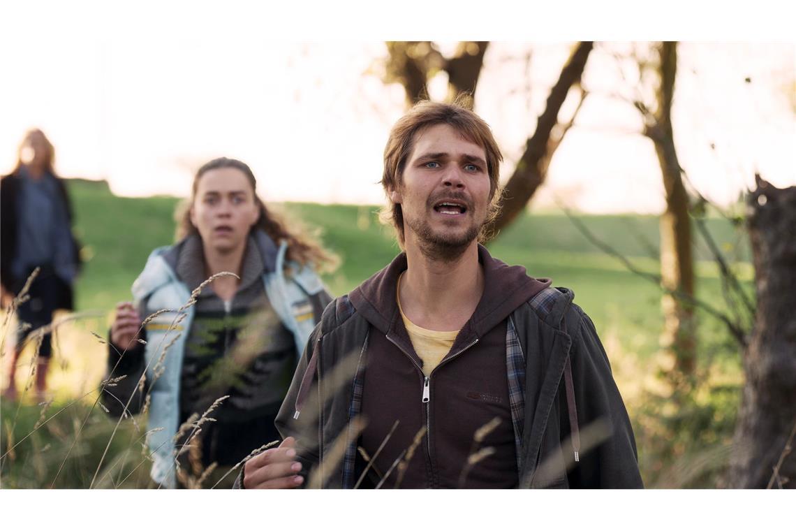 So giftig wird es bei der „Letzten Ernte“ Das Ehepaar Feldhusen (Henning Flüsloh , r. und Ronja Herberich, M.) wird Zeuge eines tragischen Ereignisses auf dem Hof.