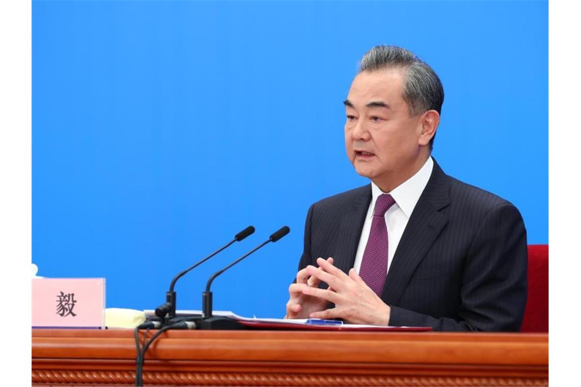 Taiwan: Peking kritisiert „Einmischung“ Washingtons Das Ein-China-Prinzip sei eine „rote Linie, die nicht überschritten werden sollte“, sagte Wang Yi am Sonntag während der Jahrestagung des Volkskongresses vor der Presse in Peking. Foto: Zhang Yuwei/XinHua/dpa