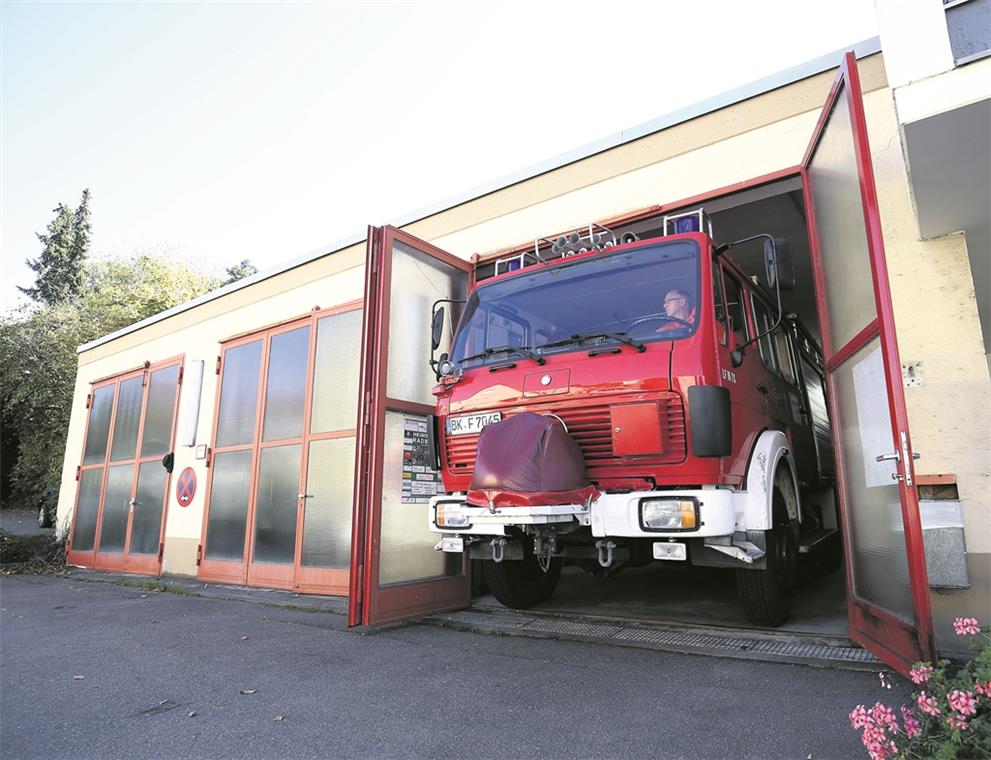 Das Ein- und Ausparken ist am alten Feuerwehrhaus in Waldrems Millimeterarbeit. Kommandant Oliver Gräter und seine Kameraden warten deshalb dringend auf einen Neubau. Foto: A. Becher