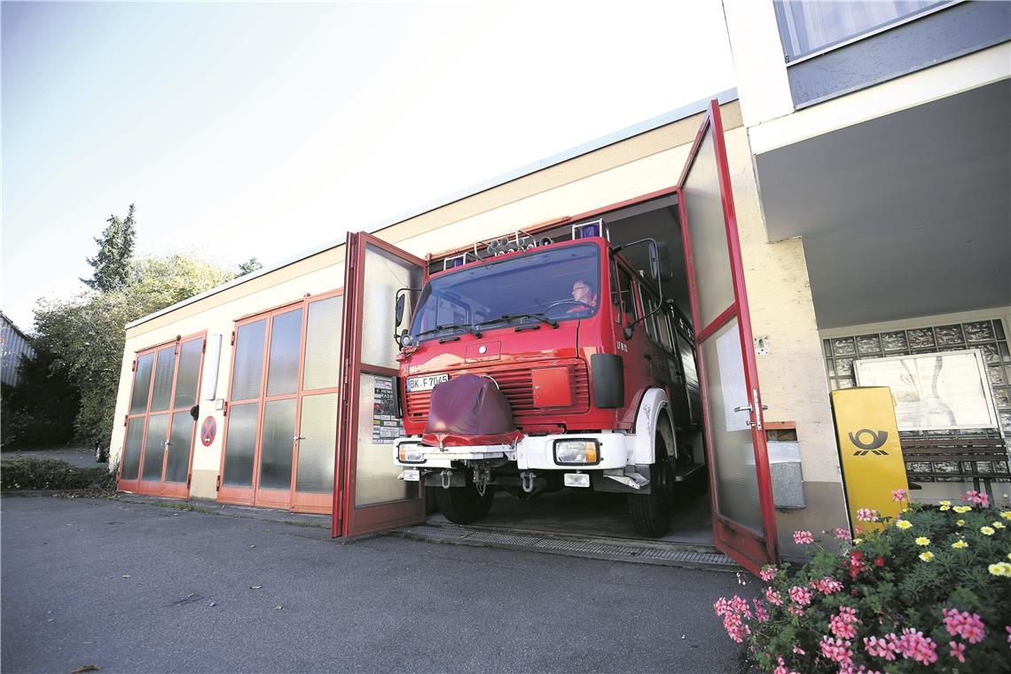 Das Ein- und Ausparken ist am alten Feuerwehrhaus in Waldrems Millimeterarbeit. Kommandant Oliver Gräter und seine Kameraden warten deshalb dringend auf einen Neubau. Foto: A. Becher 