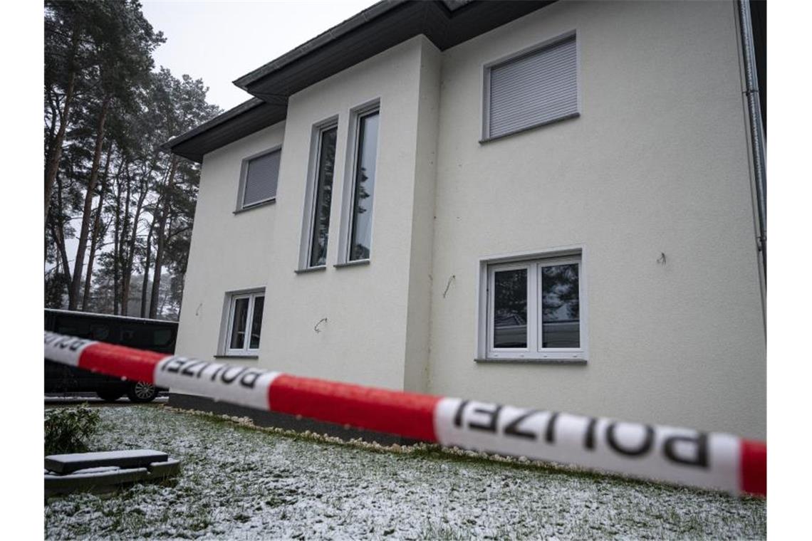 Fünf Tote: Gefälschtes Impf-Zertifikat sollte geprüft werden Das Einfamilienhaus in Senzig, einem Ortsteil der Stadt Königs Wusterhausen im Landkreis Dahme-Spreewald, ist abgesperrt. Die Polizei hat dort fünf Tote in einem Wohnhaus gefunden. Foto: Fabian Sommer/dpa