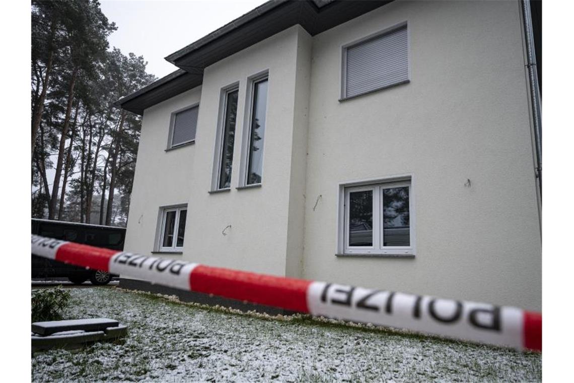 Das Einfamilienhaus in Senzig, einem Ortsteil der Stadt Königs Wusterhausen im Landkreis Dahme-Spreewald, ist abgesperrt. Die Polizei hat dort fünf Tote in einem Wohnhaus gefunden. Foto: Fabian Sommer/dpa