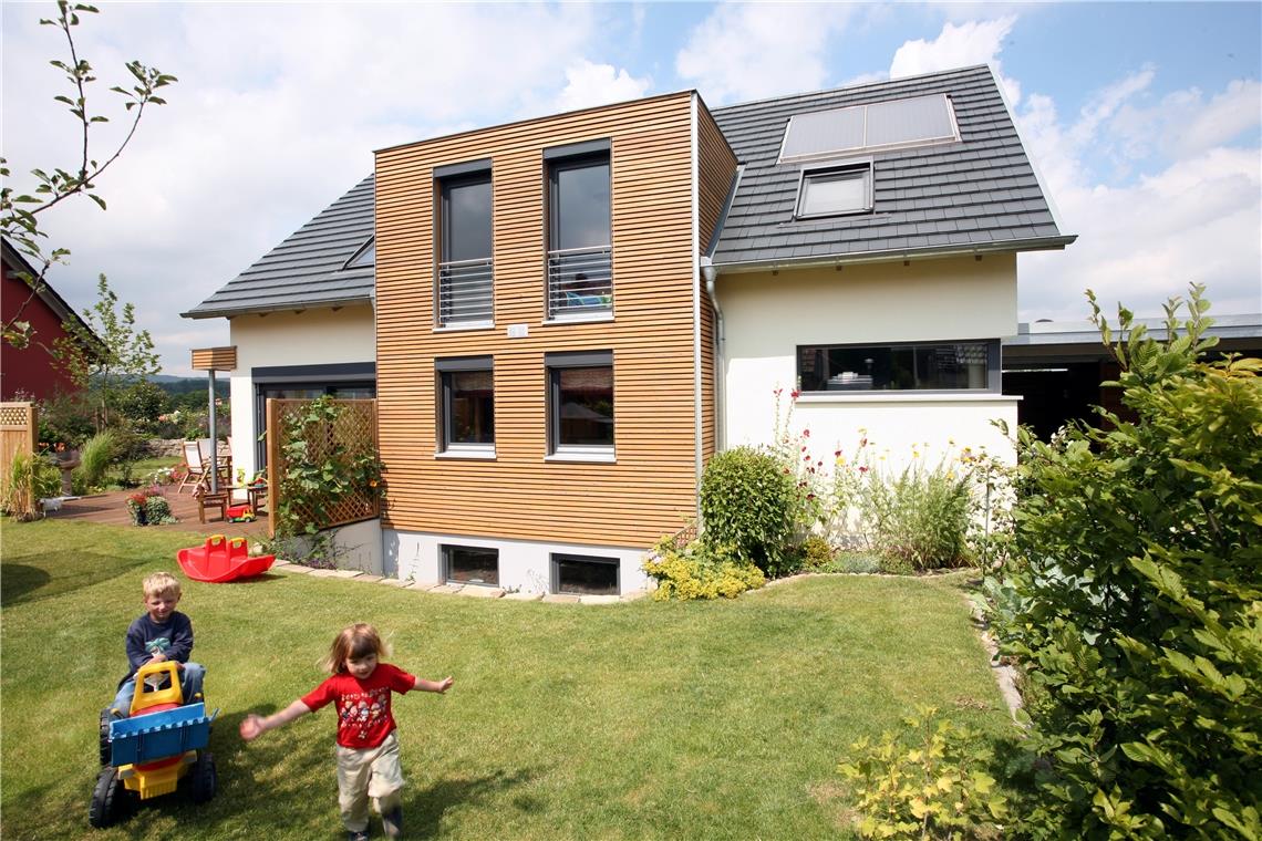 Der weite Weg zum Eigenheim Das Einfamilienhaus mit großem Garten ist nach wie vor das Ideal, vor allem für Menschen mit Kindern. Symbolbild: Adobe Stock/stefanfister