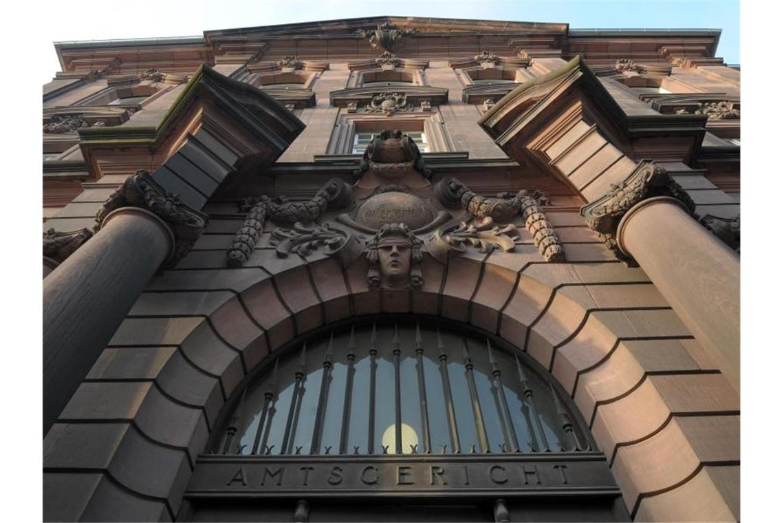 Zwei Jahre Haft wegen Raserei und Versicherungsbetrugs Das Eingangsportal des Amtsgerichts. Foto: Ronald Wittek/dpa/Archiv