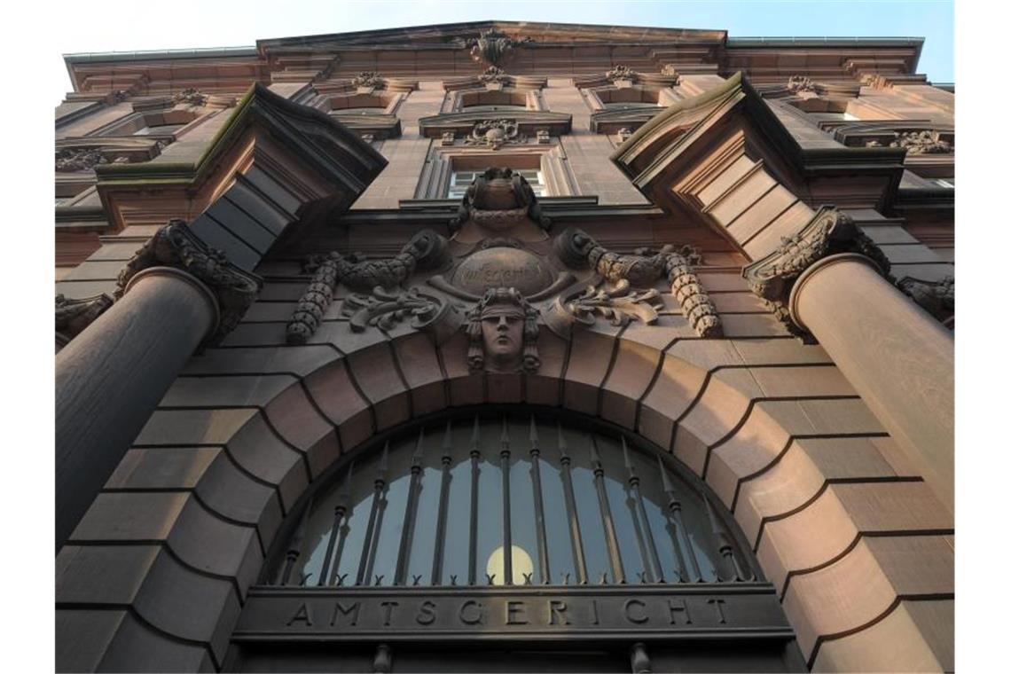 Das Eingangsportal des Amtsgerichts. Foto: Ronald Wittek/dpa