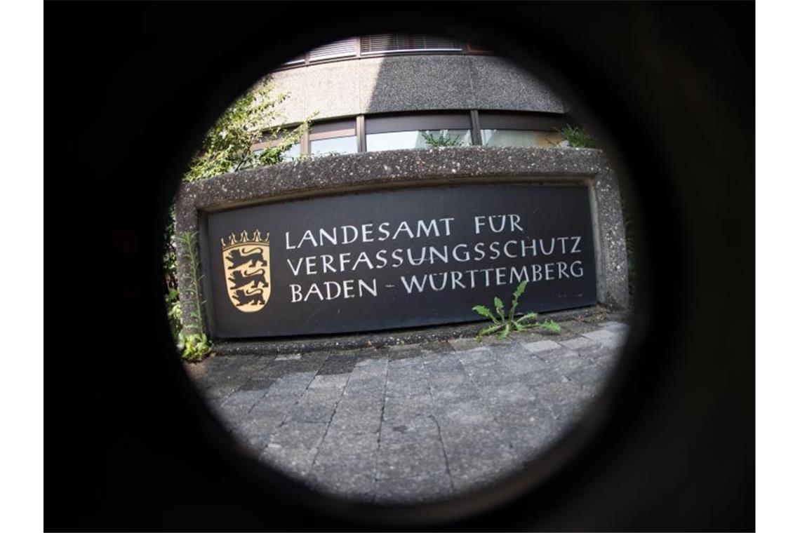 Das Eingangsschild des baden-württembergischen Landesamt für Verfassungsschutz. Foto: Marijan Murat/Archivbild