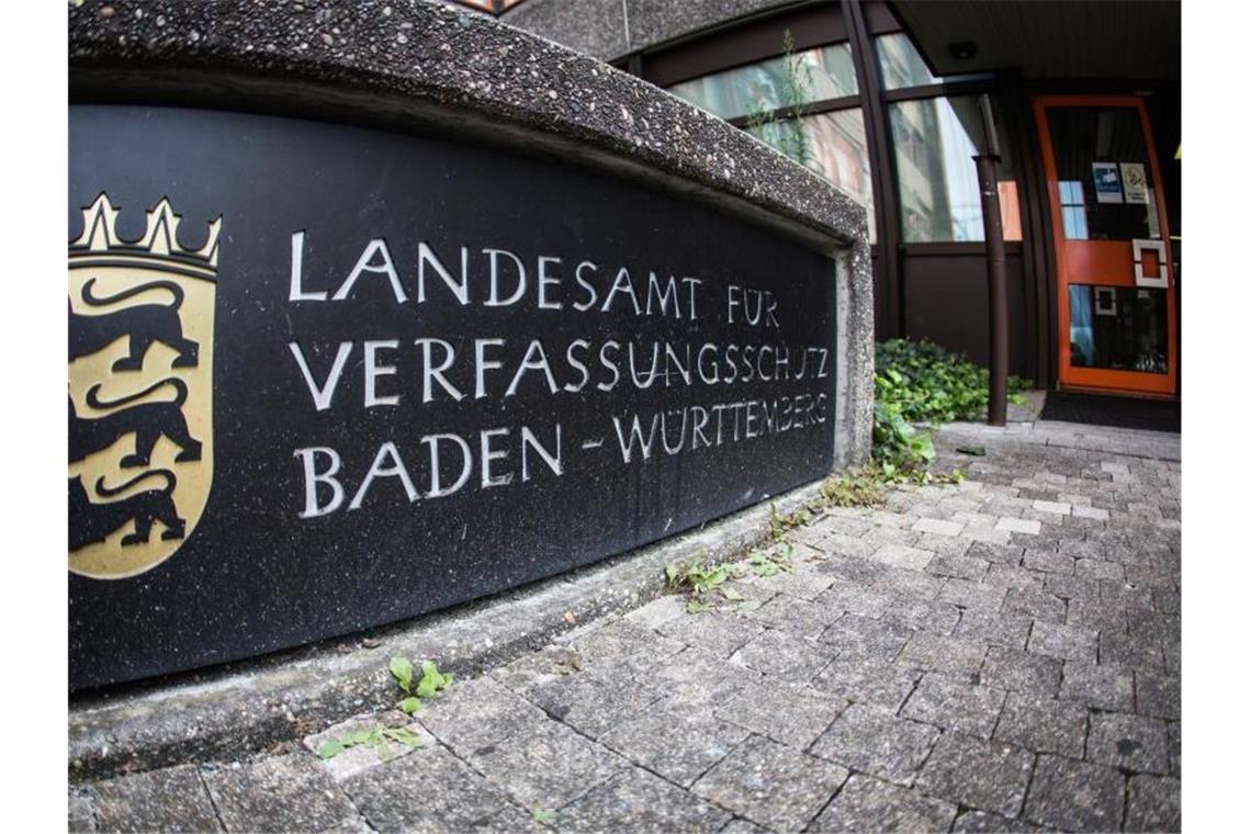 Das Eingangsschild vom Landesamt für Verfassungsschutz Baden-Württemberg. Foto: Christoph Schmidt/dpa/Archivbild