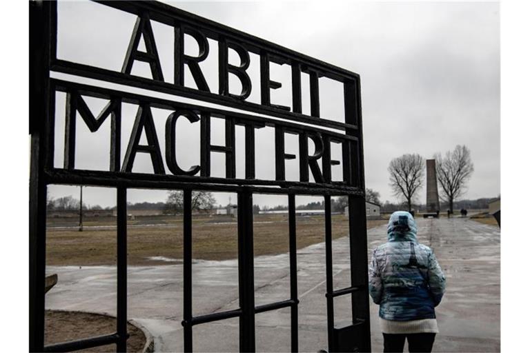 Das Eingangstor des ehemaligen Konzentrationslagers in der Gedenkstätte Sachsenhausen. Foto: Paul Zinken/dpa