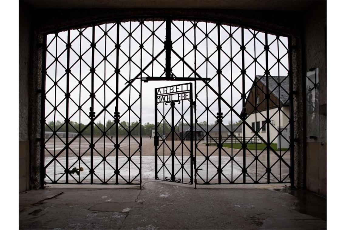 Touristen zeigen Hitlergruß vor KZ-Gedenkstätte Dachau Das Eingangstor mit der Inschrift „Arbeit macht frei“ ist an der Gedenkstätte des Konzentrationslagers Dachau zu sehen. (Archivbild). Foto: Sven Hoppe/dpa