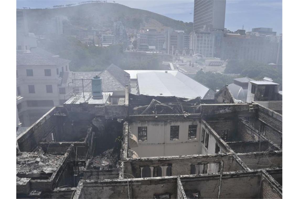 Großbrand in Südafrikas Parlament gelöscht Das eingestürzte Dach des Parlamentsgebäudes von Kapstadt. Foto: Bruce Sutherland/City Of Cape Town/AP/dpa