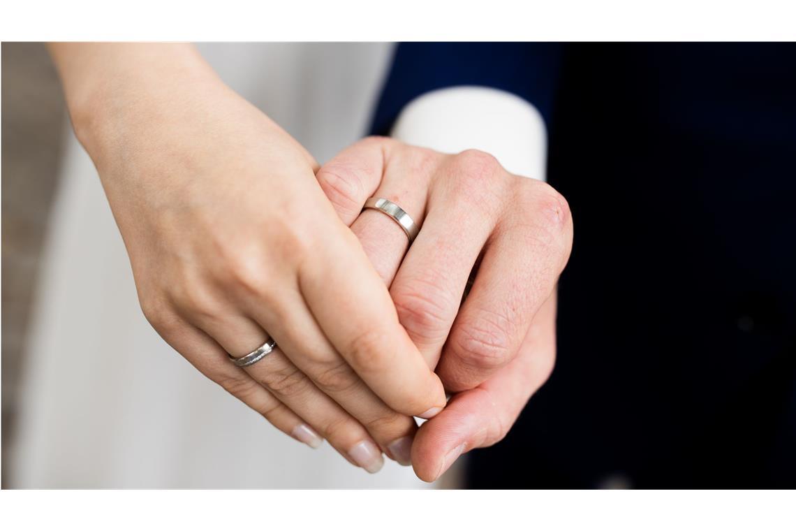 Das Einkommen beider Ehe- oder Lebenspartner gemeinsam zu versteueren lohnt nur, wenn einer – meistens ist dies die Frau – deutlich weniger verdient. Erweitert die Frau ihre Arbeitszeit, schrumpft der Splittingvorteil, von ihrem höheren Verdienst bleibt netto weniger übrig.