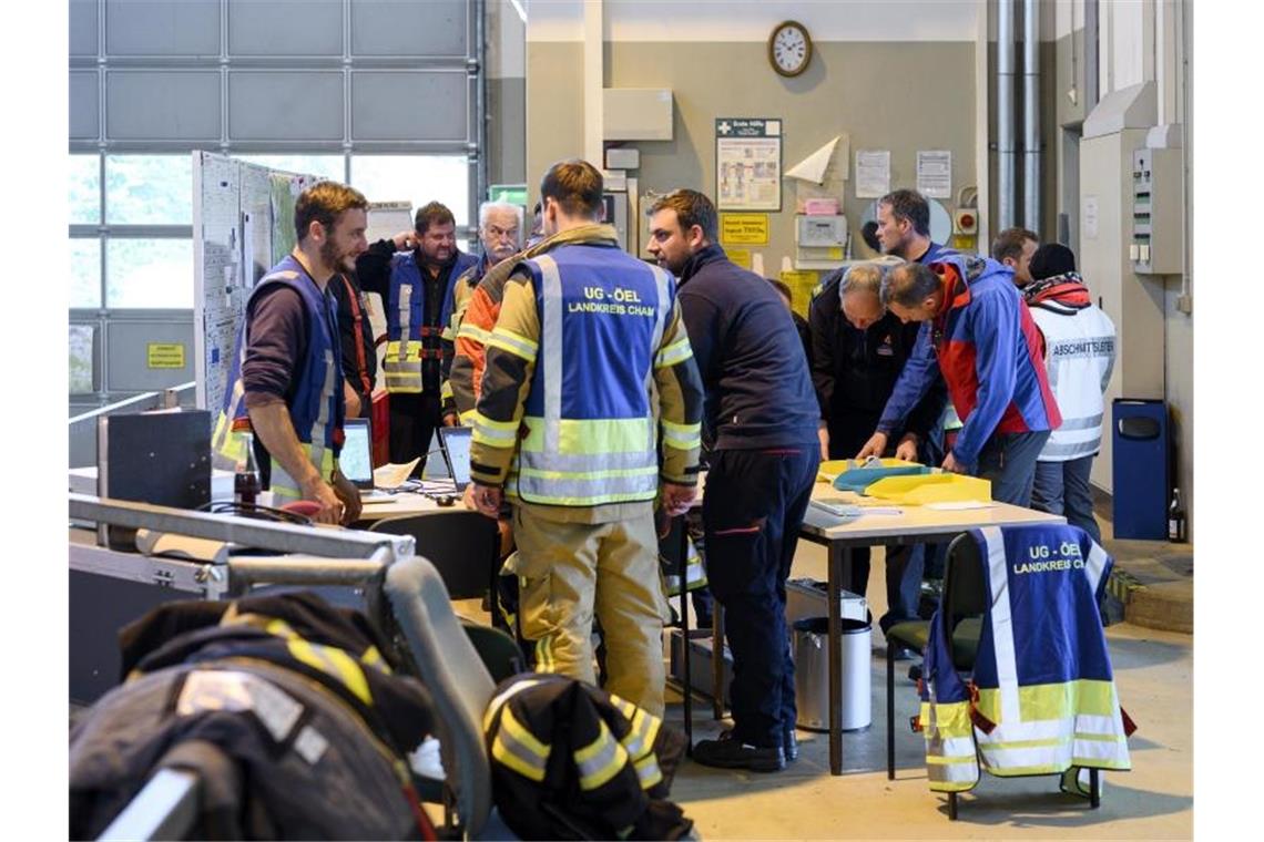 Erleichterung nach Auffinden von vermisster Julia Das Einsatzteam in der Einsatzzentrale der Rettungsaktion an der Grenze zwischen Bayern und Tschechien. Nach zwei Nächten in dem riesigen Waldgebiet ist die achtjährige Julia lebend gefunden worden. Foto: Vogl Daniel/dpa