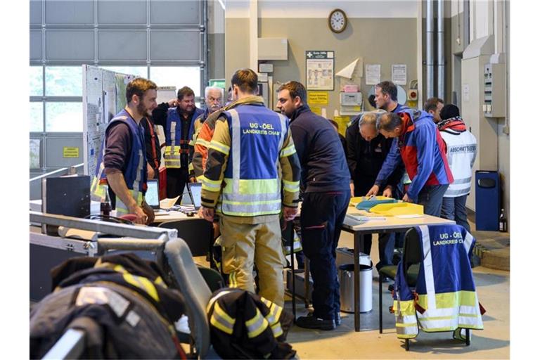 Das Einsatzteam in der Einsatzzentrale der Rettungsaktion an der Grenze zwischen Bayern und Tschechien. Nach zwei Nächten in dem riesigen Waldgebiet ist die achtjährige Julia lebend gefunden worden. Foto: Vogl Daniel/dpa