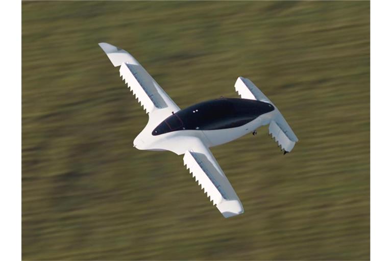 Das Elektro-Flugtaxi des Herstellers Lilium bei einem Testflug. Lilium hat den Bau einer zweiten Fabrik in Weßling bei München angekündigt. Foto: -/Lilium/dpa