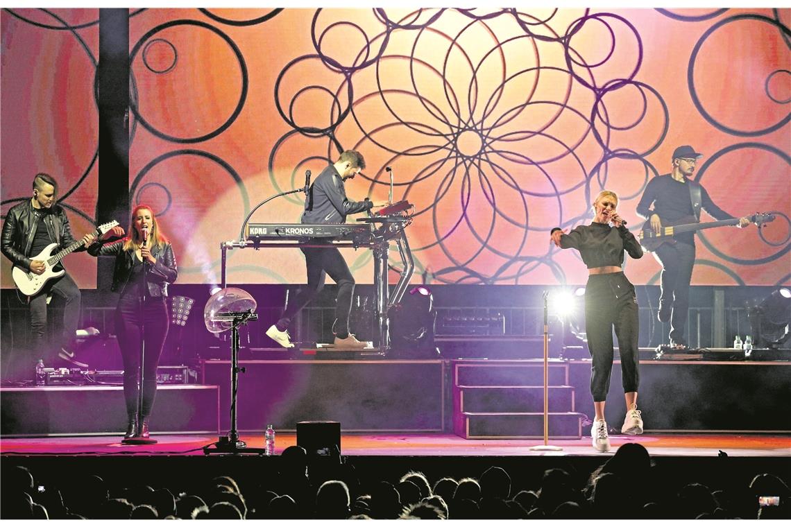 Traditionen pflegen, für Neues offen sein Das Elektro-Pop-Duo Glasperlenspiel brachte noch andere Musiker mit und legte eine grandiose Show hin. Fotos: R. Steinemann, G. Schneider