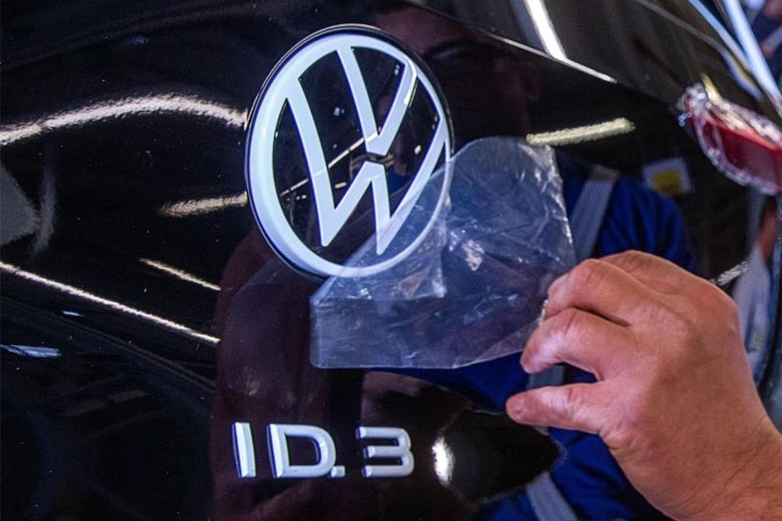 Das Elektroauto ID.3. gehört zur neuen ID-Serie, mit der Volkswagen Milliarden in die E-Mobilität investiert. Foto: Jens Büttner/zb/dpa