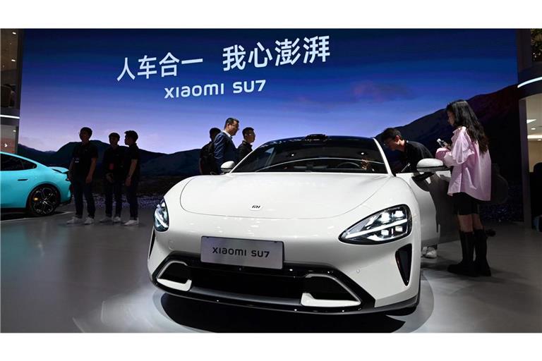 Das Elektroauto SU7 von Xiaomi, ausgestellt auf der Beijing Auto Show in Peking am 25. April 2024.