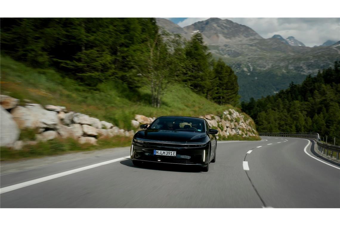Rekordfahrt: E-Auto schafft 1205 Kilometer mit einer Ladung Das Elektroauto von Lucid auf der Fahrt durch die Alpen - mit einer Elektroladung kam es so weit wie noch kein anderes Auto auf den Straßen.