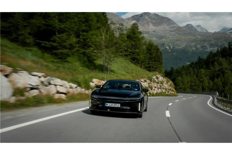 Das Elektroauto von Lucid auf der Fahrt durch die Alpen - mit einer Elektroladung kam es so weit wie noch kein anderes Auto auf den Straßen.